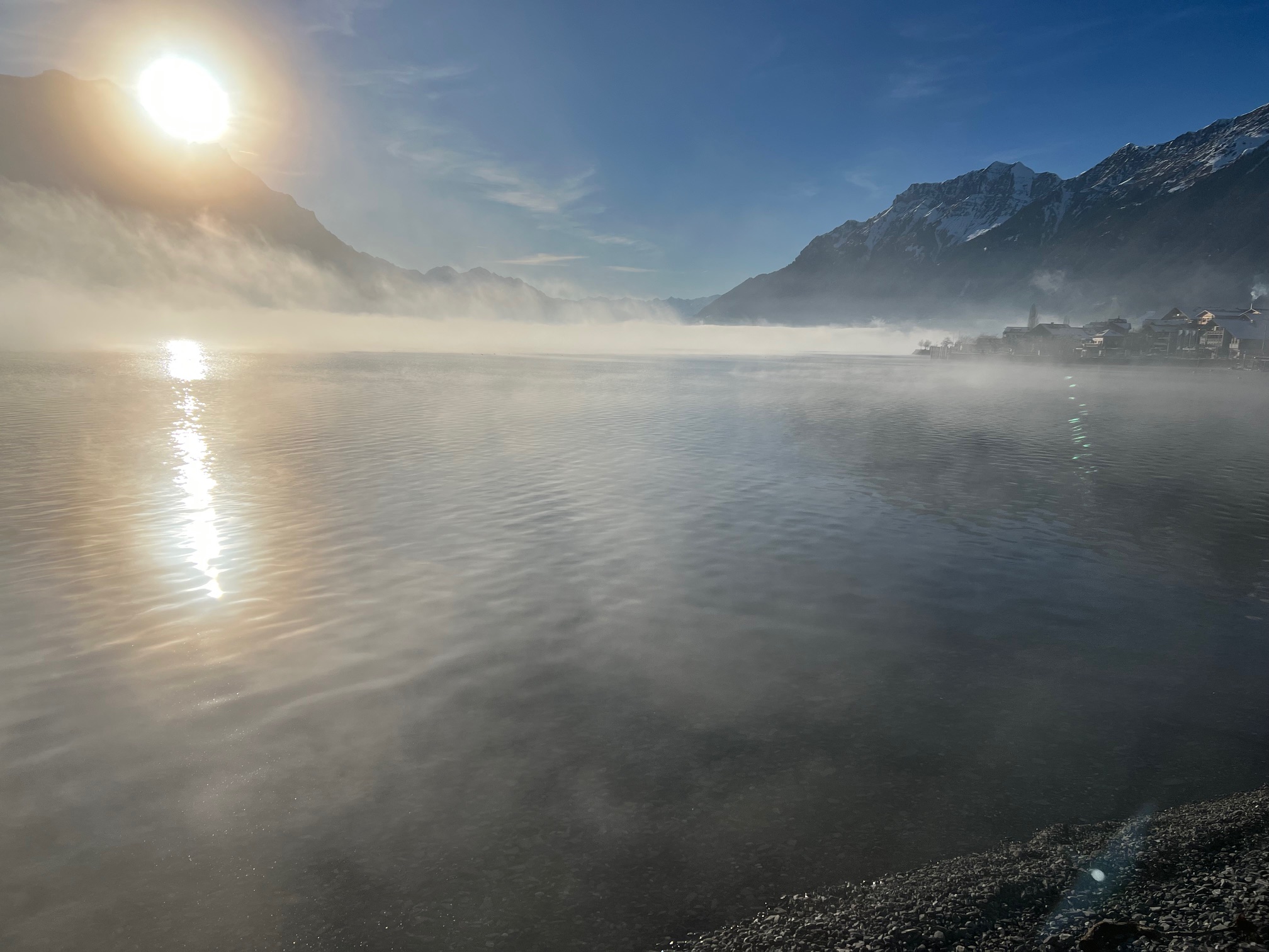 Brienzersee in mystischem Nebel